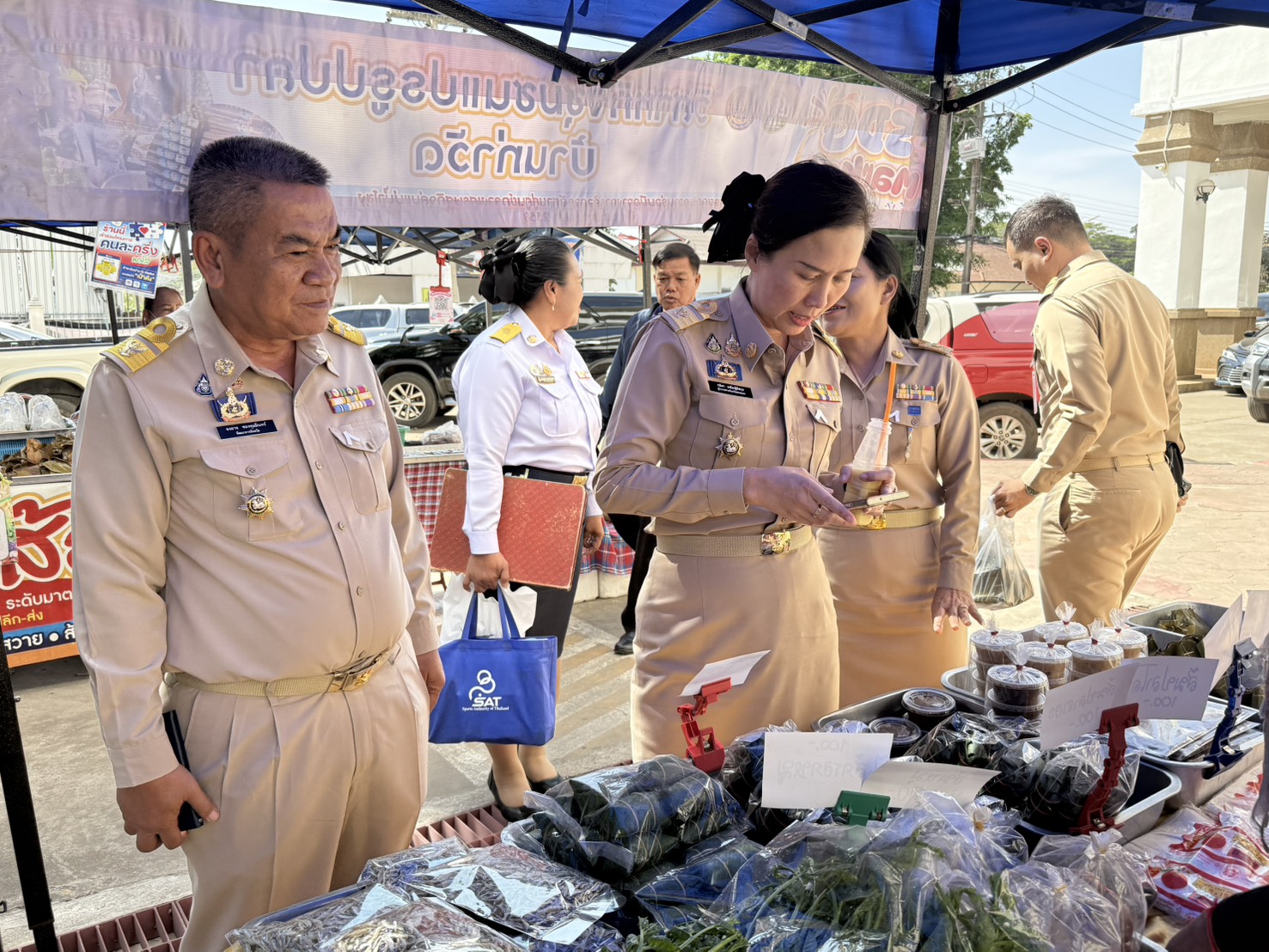  พช. สกลนคร : ชวนอุดหนุนสินค้า OTOP เพื่อสร้างงาน สร้างรายได้ให้ประชาชนคนสกลนคร