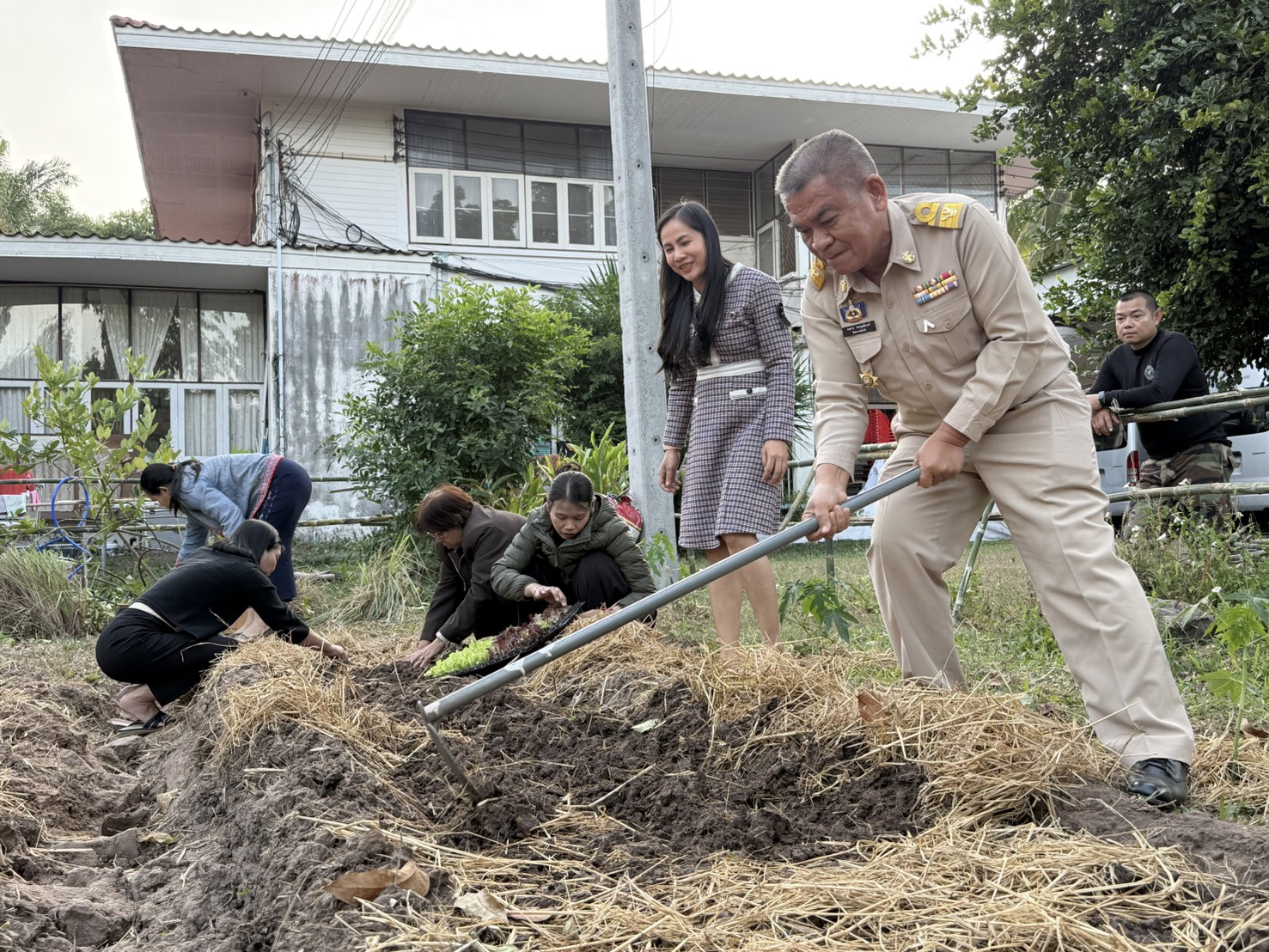พช.สกลนคร เดินหน้าขับเคลื่อน “ปลูกพืช ปลูกผัก ปลูกรักกับ พช.” เสริมความมั่นคงทางอาหาร สร้างต้นแบบผู้นำต้องทำก่อน