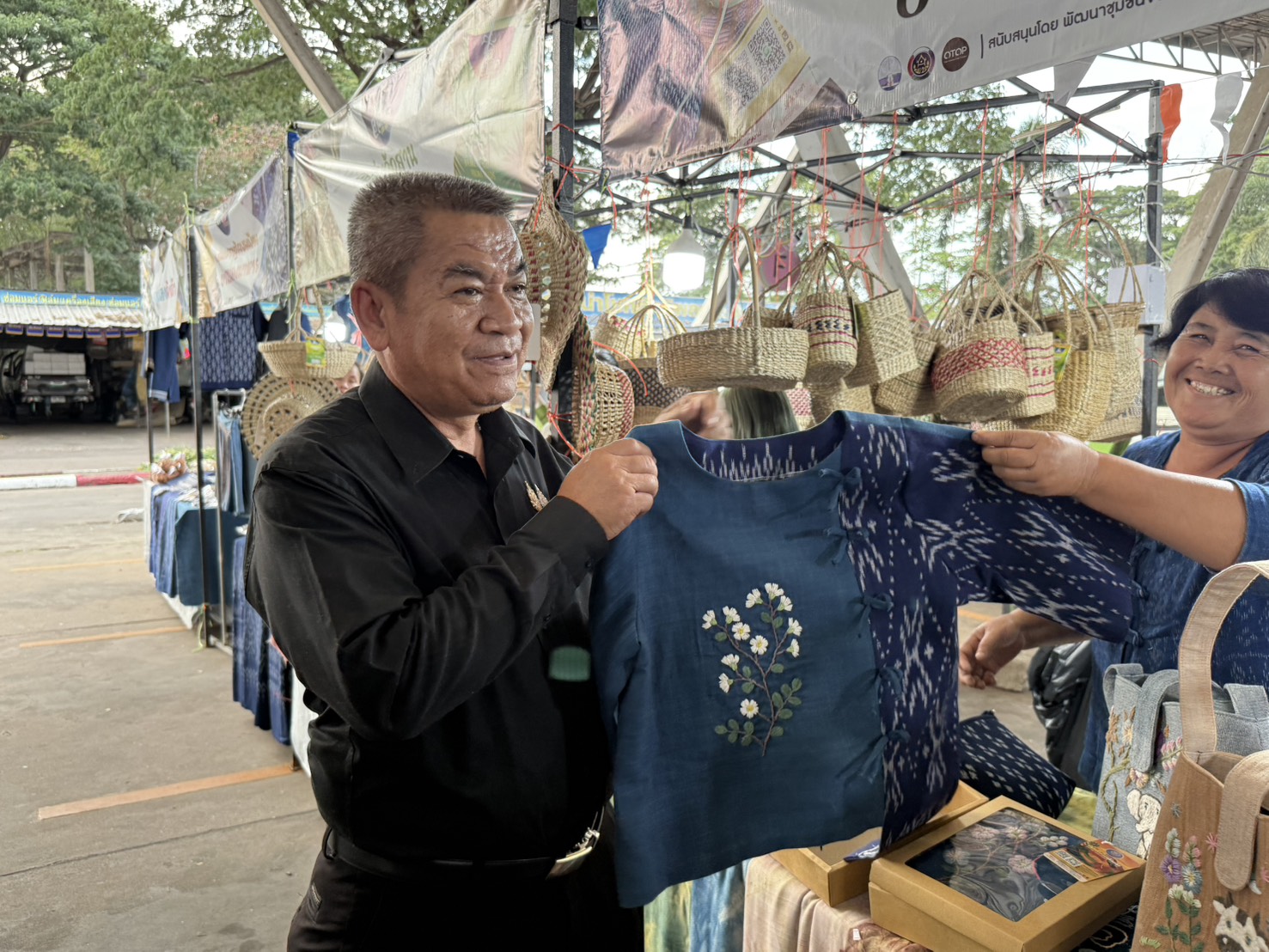 พช. สกลนคร ชวนอุดหนุนสินค้า OTOP หนุนผู้ประกอบการ “เดิน ชิว ชิม ช้อป” กระตุ้นเศรษฐกิจฐานราก