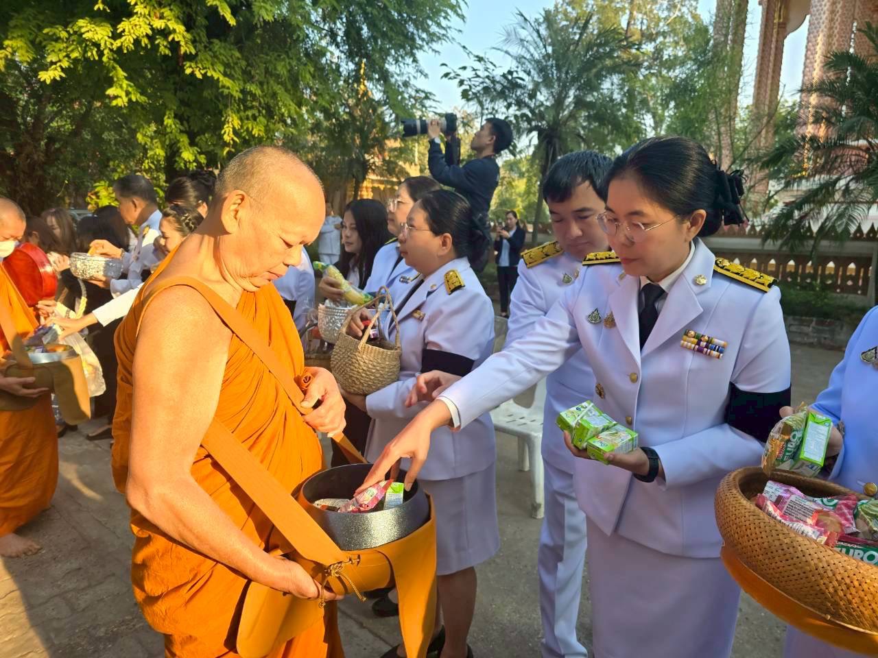 พช.สกลนคร ร่วมพิธีสวดพระพุทธมนต์และทำบุญตักบาตร ถวายเป็นพระราชกุศล เนื่องในวันพ่อขุนรามคำแหงมหาราช และวันยุทธหัตถี สมเด็จพระนเรศวรมหาราช ประจำปี 2569