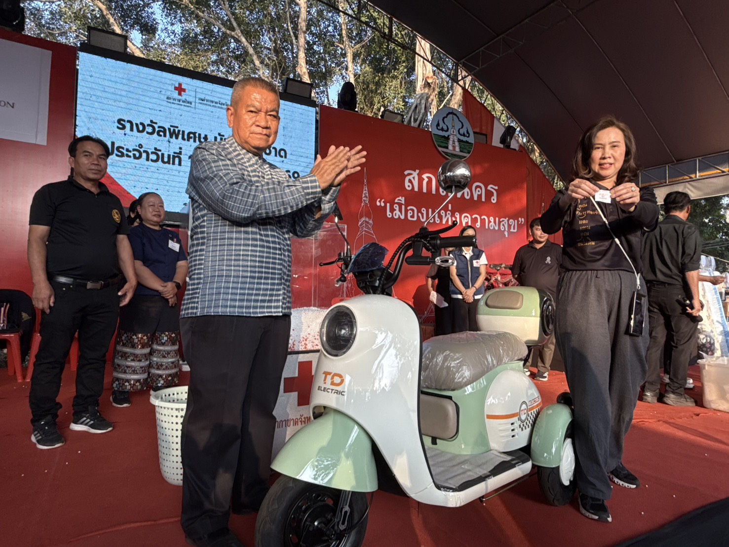 พช.สกลนคร ร่วมมอบรางวัลมัจฉากาชาด แจกโชคใหญ่ทุกคืน หนุนกุศลช่วยผู้ยากไร้