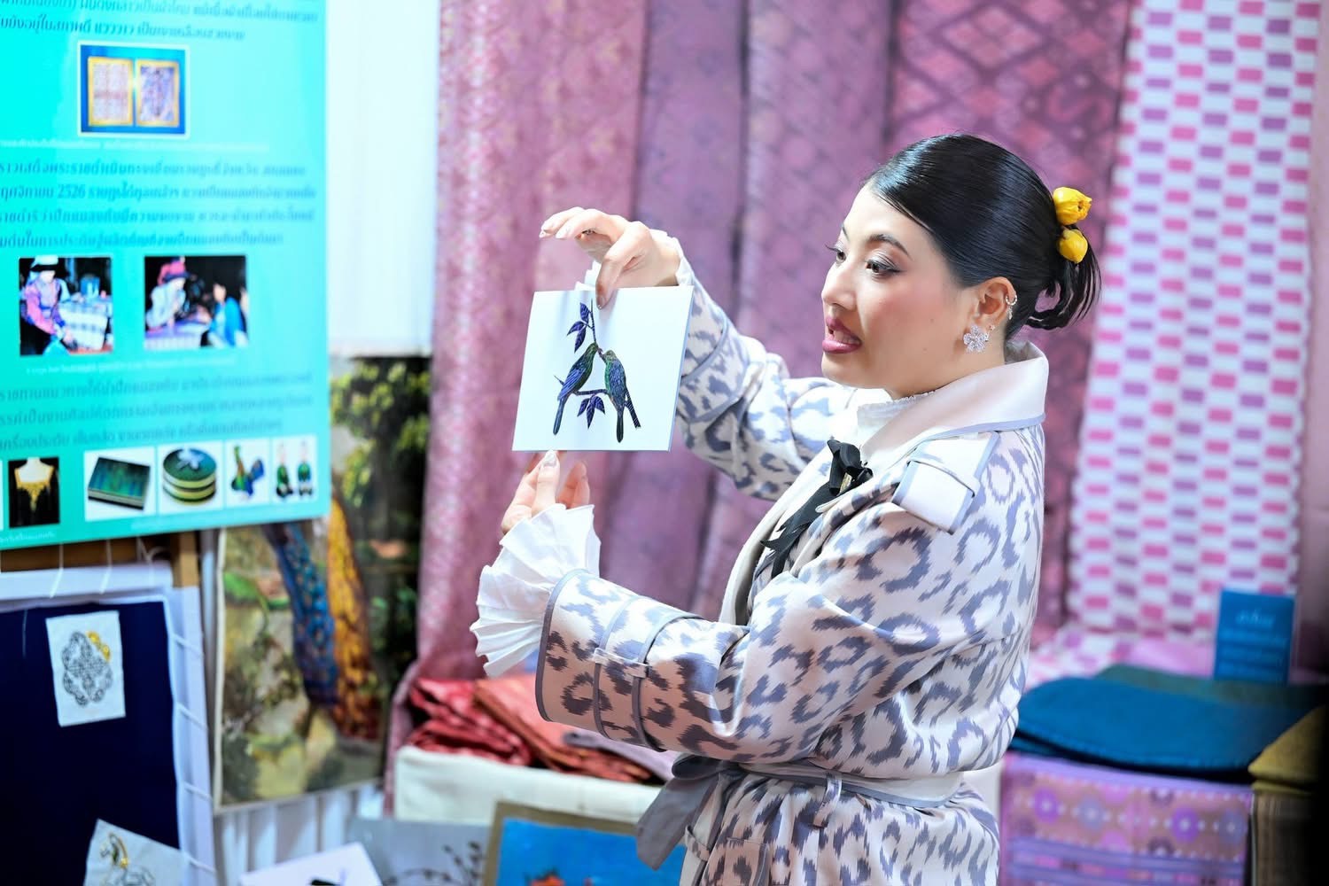 สมเด็จพระเจ้าลูกเธอ เจ้าฟ้าสิริวัณณวรี นารีรัตนราชกัญญา เสด็จไปทอดพระเนตรนิทรรศการ และการจัดแสดงผลงานภูมิปัญญาผ้าไทย และงานหัตถกรรมชุมชน ภาคตะวันออกเฉียงเหนือ และพระราชทานผ้าลายพระราชทาน "ผ้าลายขอสมเด็จฯ-เจ้าฟ้าฯ"