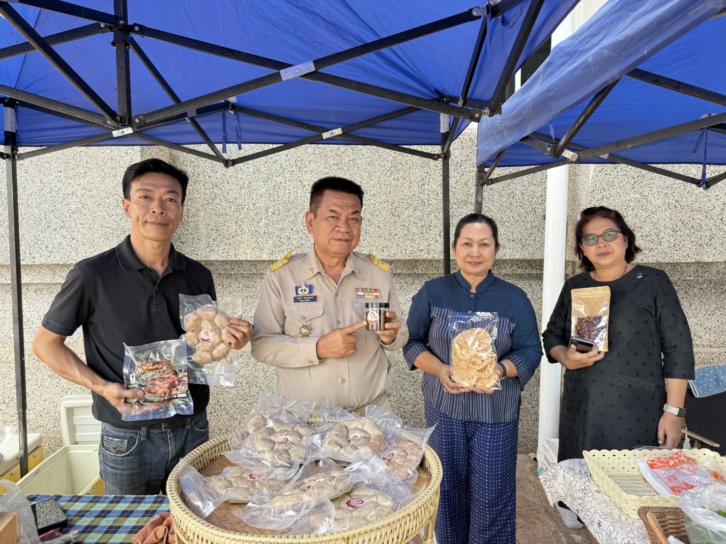 พช. สกลนคร เปิดตลาดนัด OTOP ชวนช้อปสินค้าภูมิปัญญา หนุนผู้ประกอบการ สร้างงาน–สร้างรายได้ กระตุ้นเศรษฐกิจฐานราก