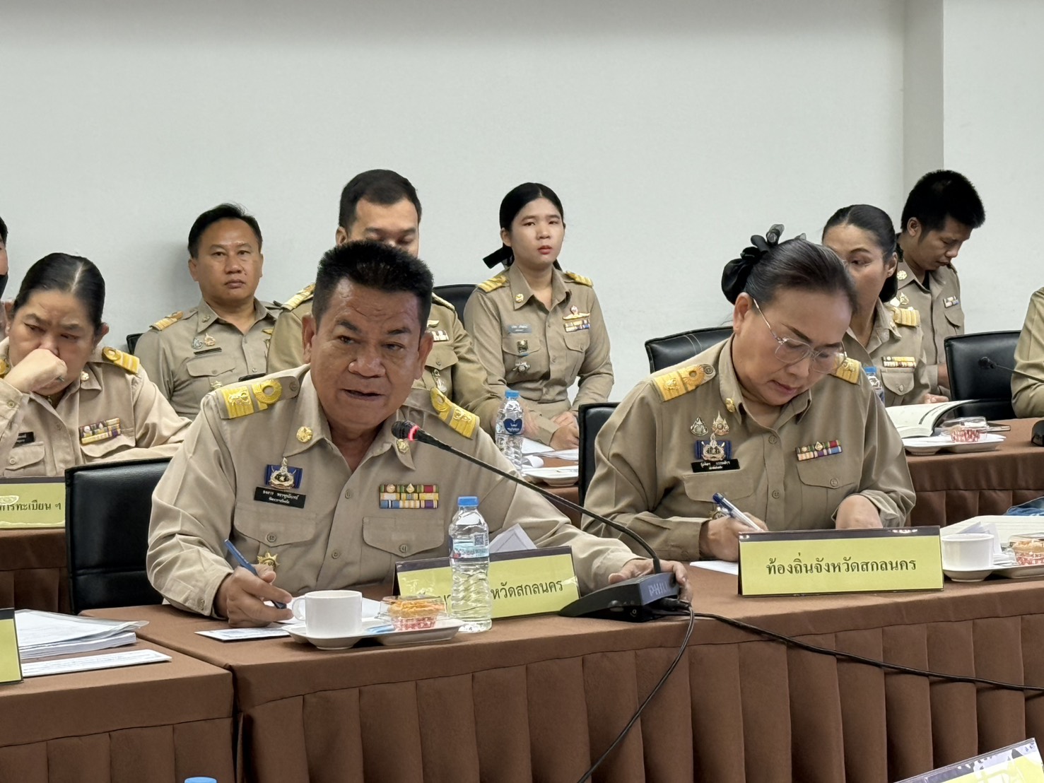 พช.สกลนคร ร่วมประชุม มท.–นายอำเภอ ขับเคลื่อนภารกิจจังหวัด พร้อมเชิญชวนทอดผ้าป่าสมทบกองทุนพัฒนาเด็กชนบท