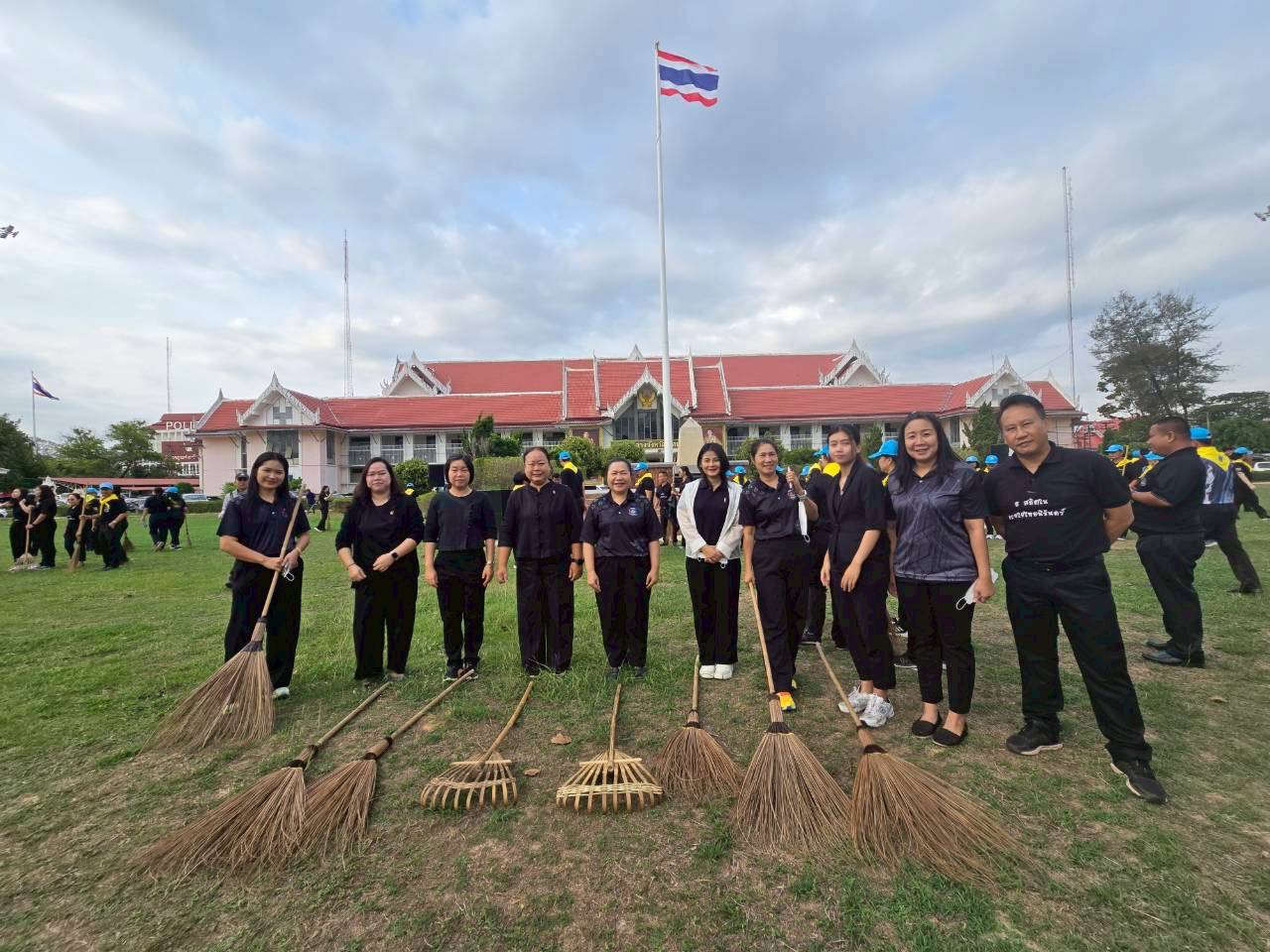 พช.สกลนคร ร่วมกิจกรรม Big Cleaning Day ขับเคลื่อนนโยบาย “Clean & Green City” พัฒนาศูนย์ราชการสู่เมืองสะอาด น่าอยู่ และมีความสุข