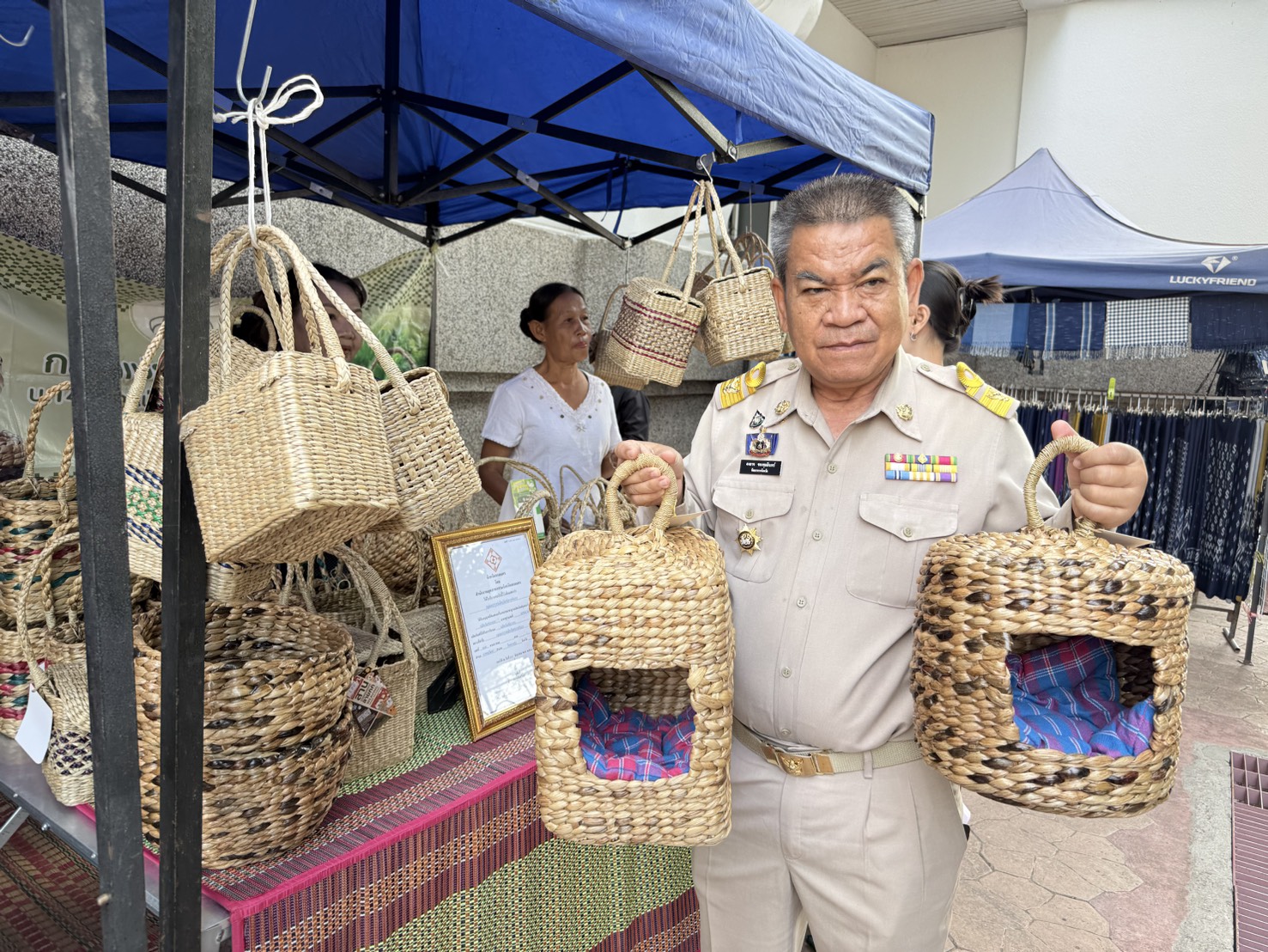      พช. สกลนคร ชวนอุดหนุนสินค้า OTOP หนุนผู้ประกอบการ สร้างงาน สร้างรายได้ สู่เศรษฐกิจชุมชนเข้มแข็ง