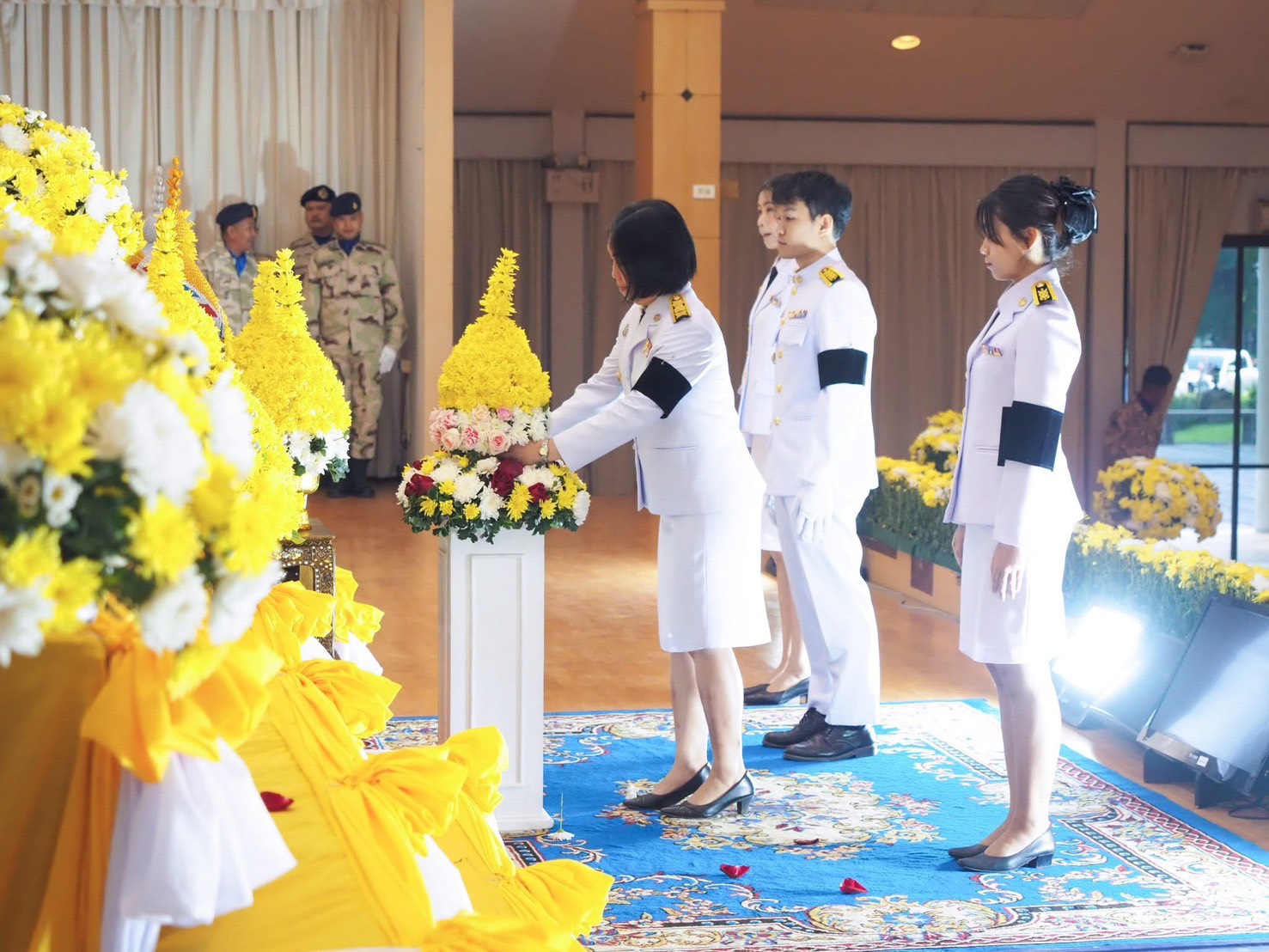 พช สกลนคร ร่วมวางพุ่มดอกไม้ ถวายราชสักการะ เนื่องในวันที่ระลึกพระบาทสมเด็จพระพุทธยอดฟ้าจุฬาโลกมหาราช และวันที่ระลึกมหาจักรีบรมราชวงศ์ ประจำปี 2569