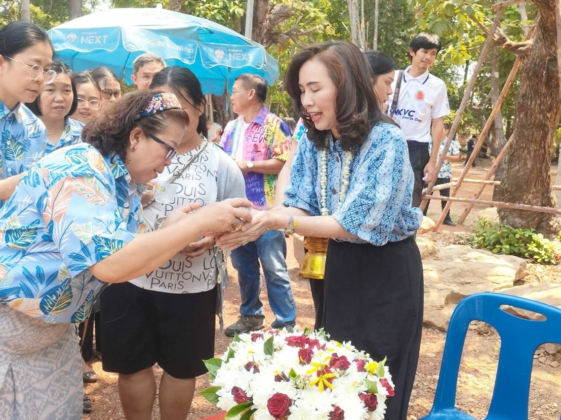    พช. สกลนคร ร่วมสืบสานสงกรานต์ไทย รดน้ำขอพรพระมหาเถระและผู้ว่าฯ เสริมสิริมงคลปีใหม่ไทย