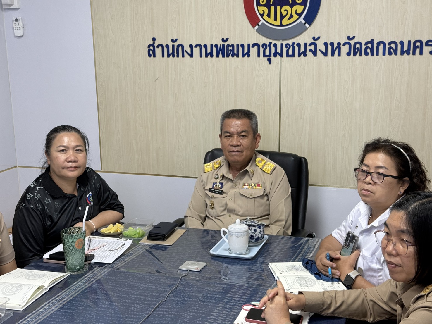  พช.สกลนคร รับมอบนโยบายขับเคลื่อนงานพัฒนาชุมชน มุ่งเสริมเศรษฐกิจฐานรากเข้มแข็ง ดัน OTOP สู่สากล