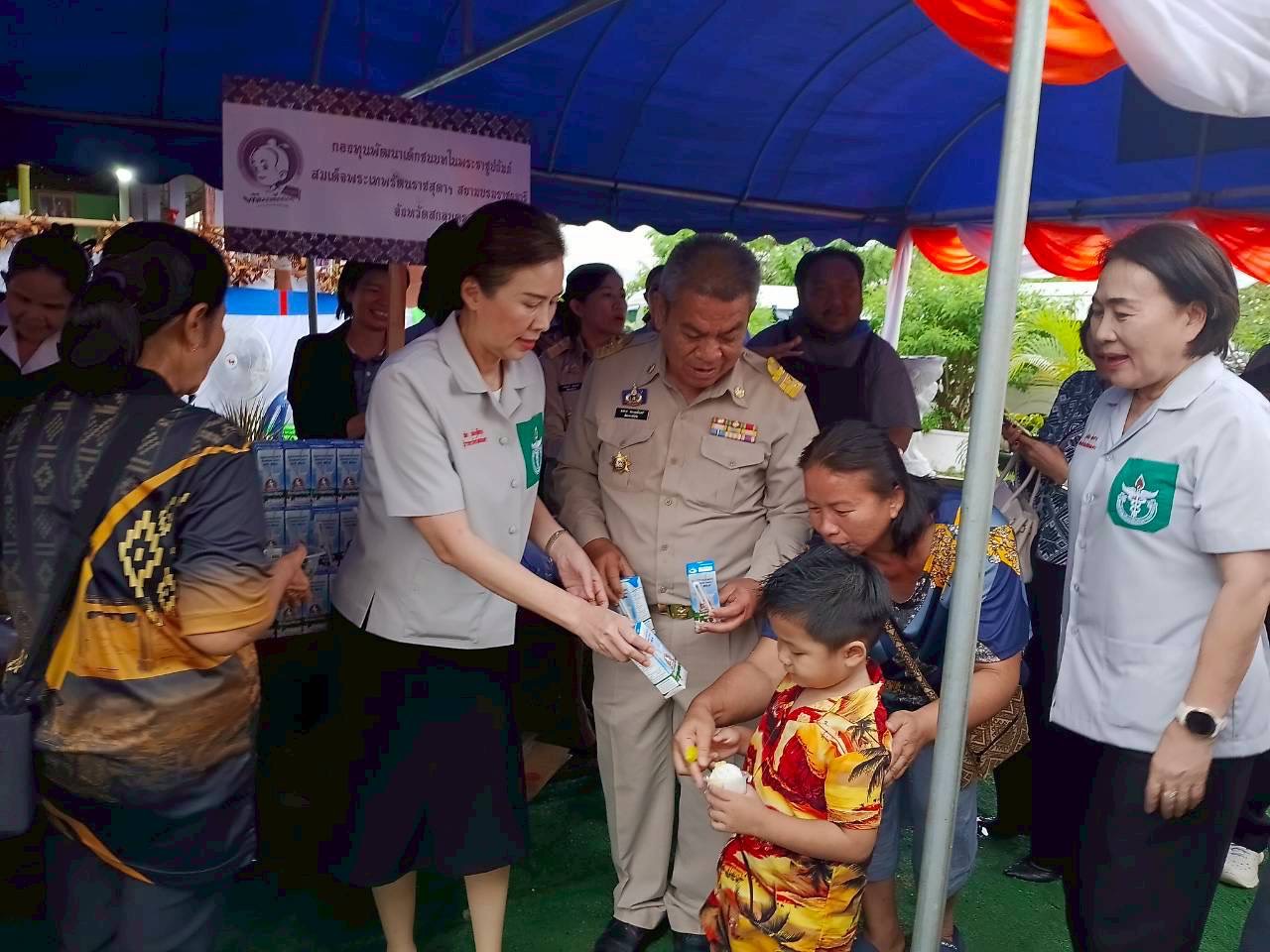  พช.สกลนคร ลงพื้นที่โพนนาแก้ว มอบทุน เติมสุข สร้างรอยยิ้ม ร่วมโครงการจังหวัดเคลื่อนที่ “หน่วยบำบัดทุกข์ บำรุงสุข”