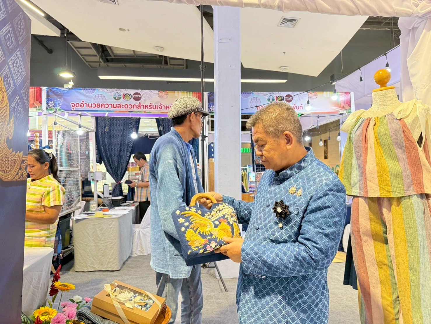   พช.สกลนคร ยกระดับผ้าย้อมครามสู่ตลาดมืออาชีพ ดันเศรษฐกิจฐานรากเติบโตต่อเนื่อง ยอดจำหน่ายรวม 2 วัน ทะลุ 227,756 บาท