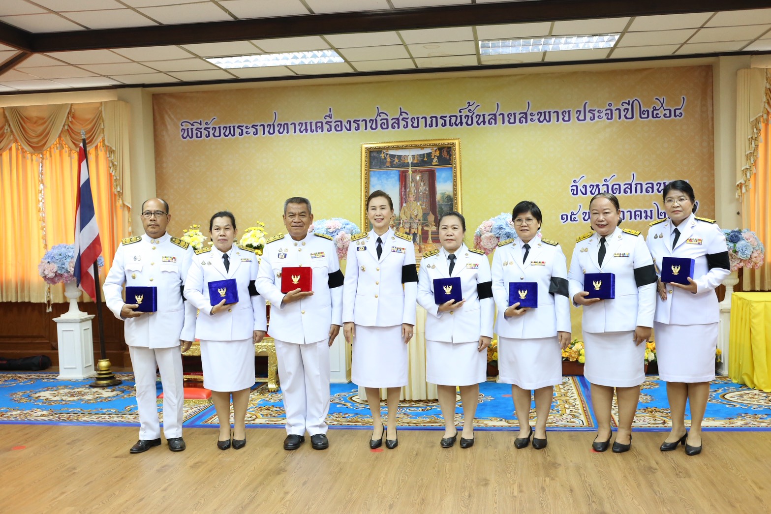    พช. สกลนคร รับพระราชทานเครื่องราชอิสริยาภรณ์ชั้นสายสะพาย ประจำปี 2568 เบื้องหน้าพระบรมฉายาลักษณ์พระบาทสมเด็จพระเจ้าอยู่หัว