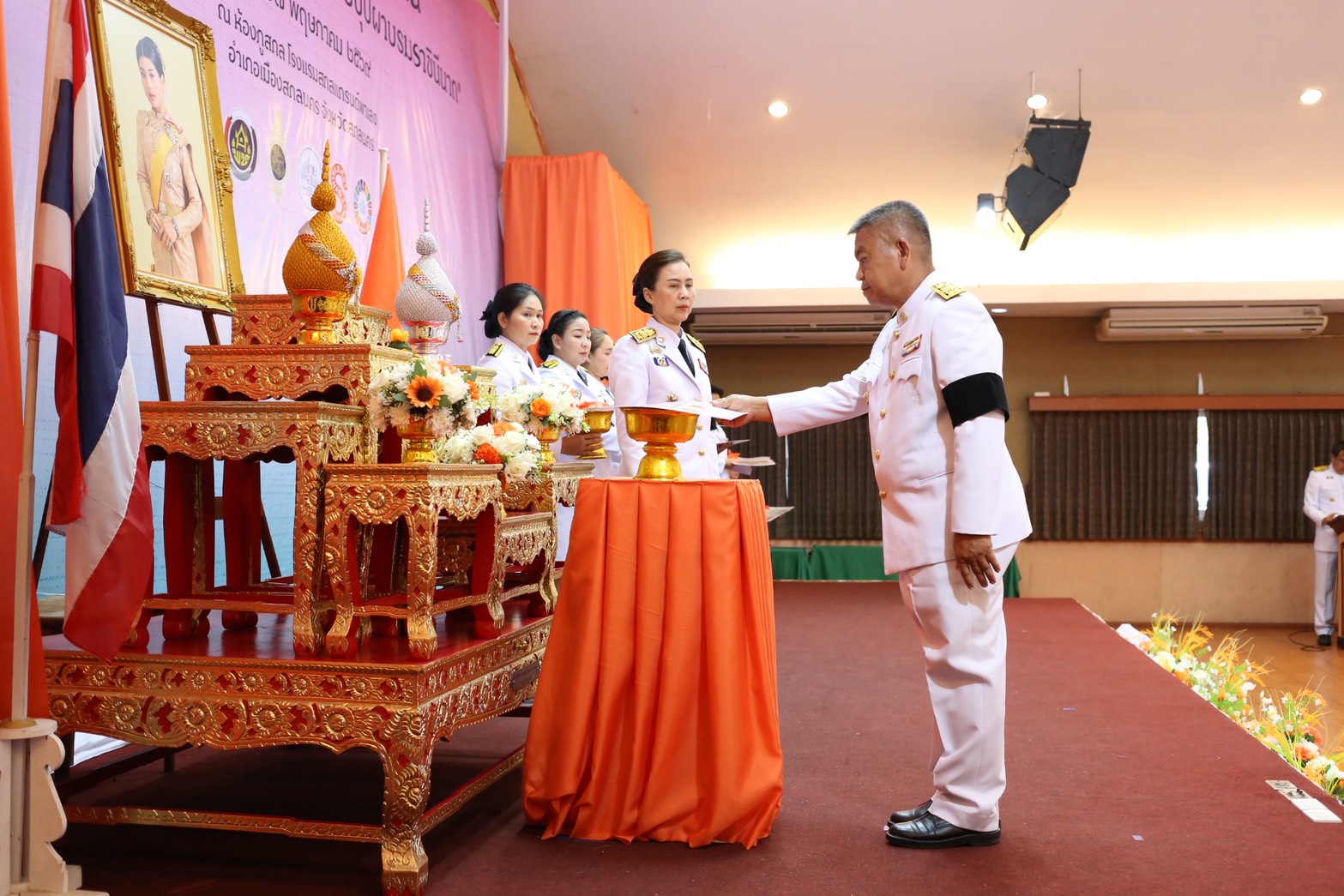  พช.สกลนคร จัดพิธีมอบแบบลายผ้าพระราชทาน ประจำปี 2569 “ลายขอสมเด็จฯ – เจ้าฟ้าฯ” และ “ลายบุปผาบรมราชินีนาถ” น้อมนำแนวพระดำริอนุรักษ์ภูมิปัญญาผ้าไทย ยกระดับหัตถศิลป์ไทยสู่ความยั่งยืน
