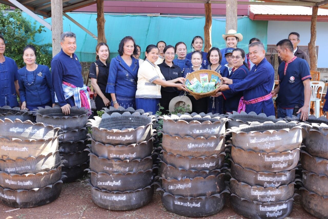 อดีตปลัดกระทรวงมหาดไทย ลงพื้นที่สกลนคร เยี่ยมชมหมู่บ้านต้นแบบ “บ้านนี้มีรัก ปลูกผักกินเอง” ชื่นชมพลังชุมชนสร้างความมั่นคงทางอาหารอย่างยั่งยืน