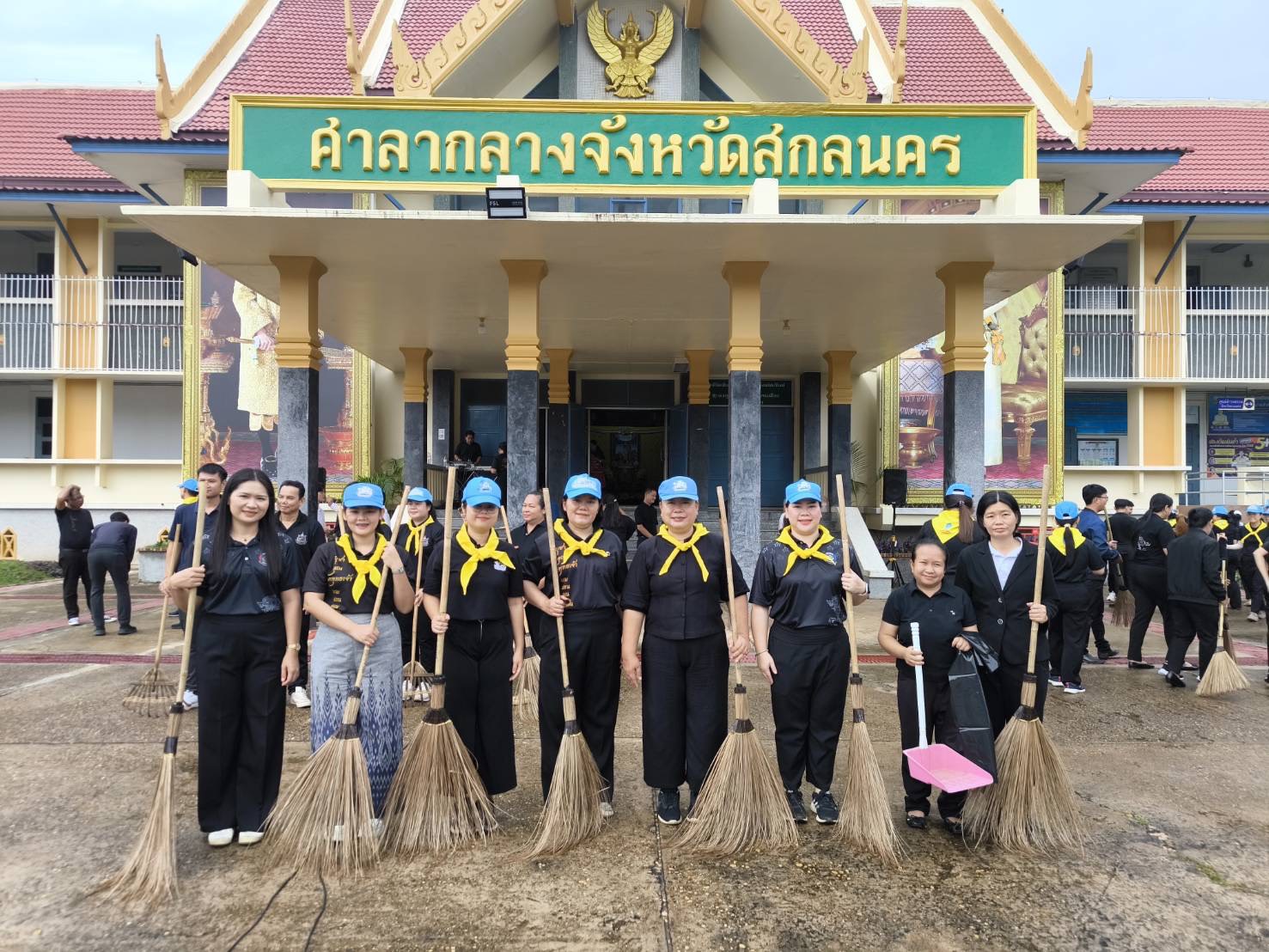   พช.สกลนคร ร่วมกิจกรรม Big Cleaning Day ขับเคลื่อน “Go Clean & Green City” พร้อมขายขยะรีไซเคิลสมทบทุนสร้าง “บ้านตุ้มโฮม ปันสุข”