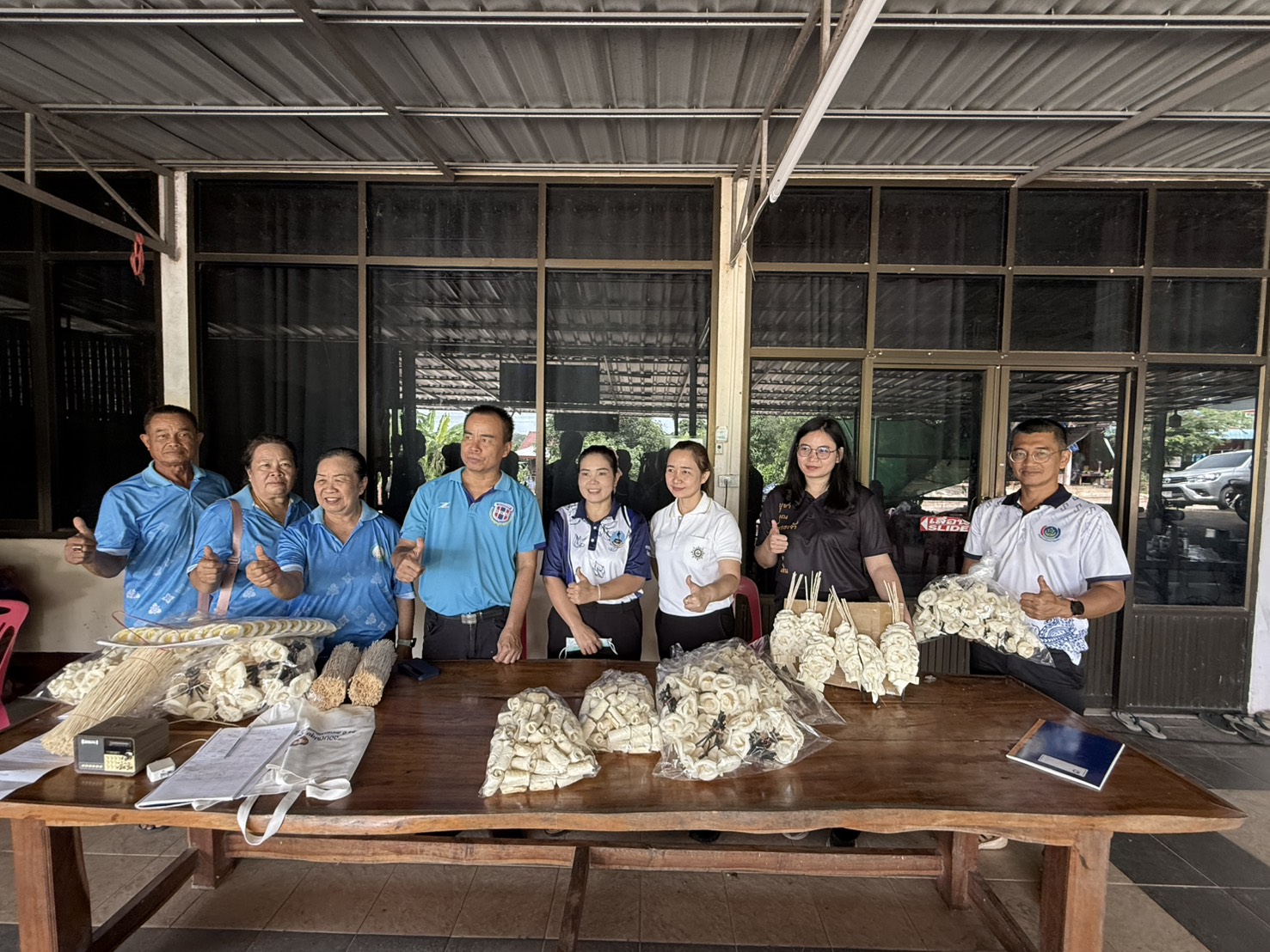  พช.สกลนคร ขับเคลื่อนสารสนเทศตำบลต้นแบบฯ ติดตามกลุ่มผู้สูงวัย มอบวัสดุสนับสนุนการทำดอกไม้จัน สร้างอาชีพ สร้างรายได้ในชุมชน