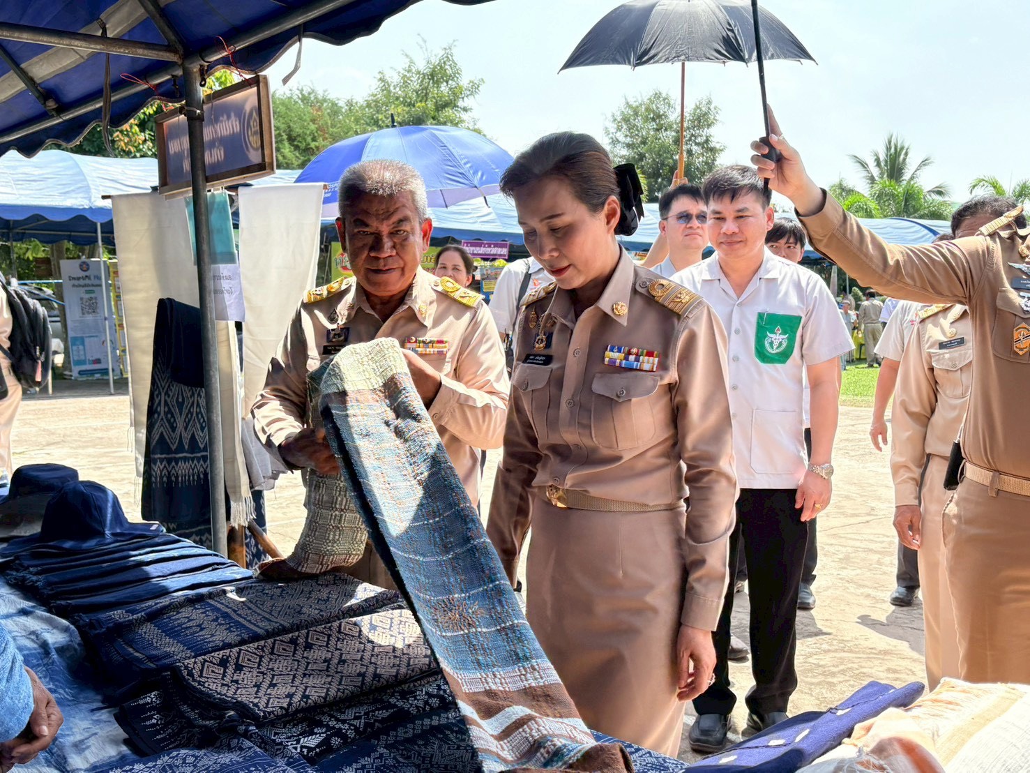 พช.สกลนคร ลงพื้นที่กุดบาก  มอบทุน เติมสุข สร้างรอยยิ้ม ร่วมโครงการจังหวัดเคลื่อนที่ “หน่วยบำบัดทุกข์ บำรุงสุข” โรงเรียนบ้านหนองสะไนราษฎร์รังสฤษฎ์