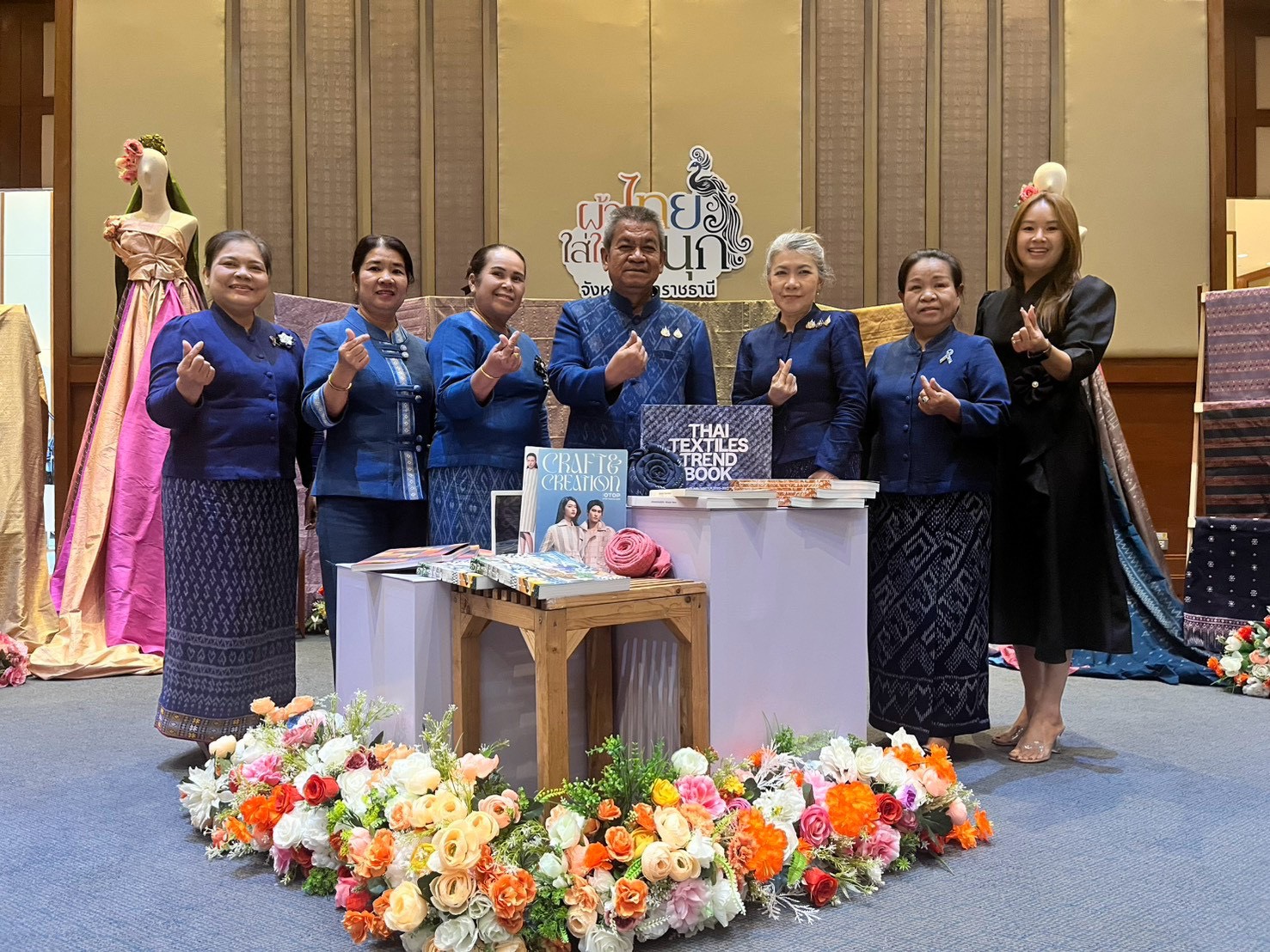  พช. สกลนคร ร่วมสืบสานผ้าไทยใต้ร่มพระบารมีแม่ของแผ่นดิน ในงาน “มหัศจรรย์ศิลป์ ภูษางามล้ำค่าผ้าอีสาน” ส่งเสริมพลังองค์กรสตรีภาคอีสาน