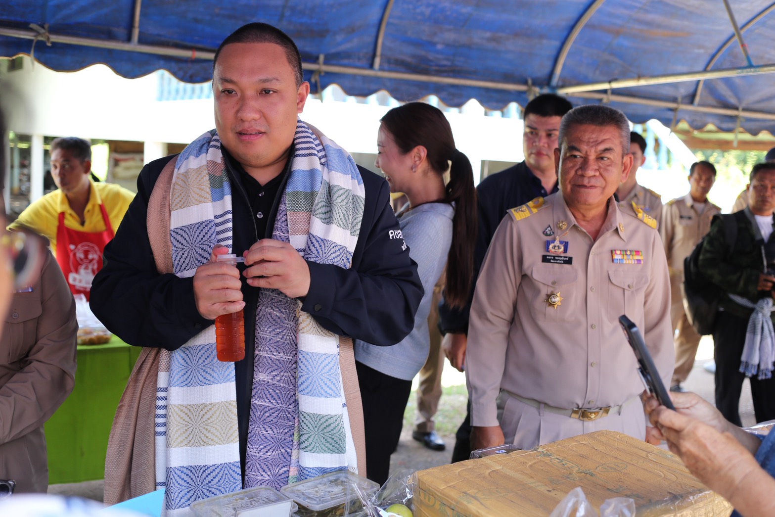 พช สกลนคร ร่วมลงพื้น รัฐมนตรี "พลพีร์" พบกำนัน ผู้ใหญ่บ้าน ชรบ. "พรรณานิคม - วานรนิวาส - เจริญศิลป์" ย้ำ ทำให้ทุกหมู่บ้านปลอดยาเสพติด - ต่อยอดสินค้า OTOP ผลิตภัณฑ์ชุมชน ให้สอดรับความต้องการผู้บริโภคทุกกลุ่ม เพื่อสร้างรายได้ที่เพิ่มพูน