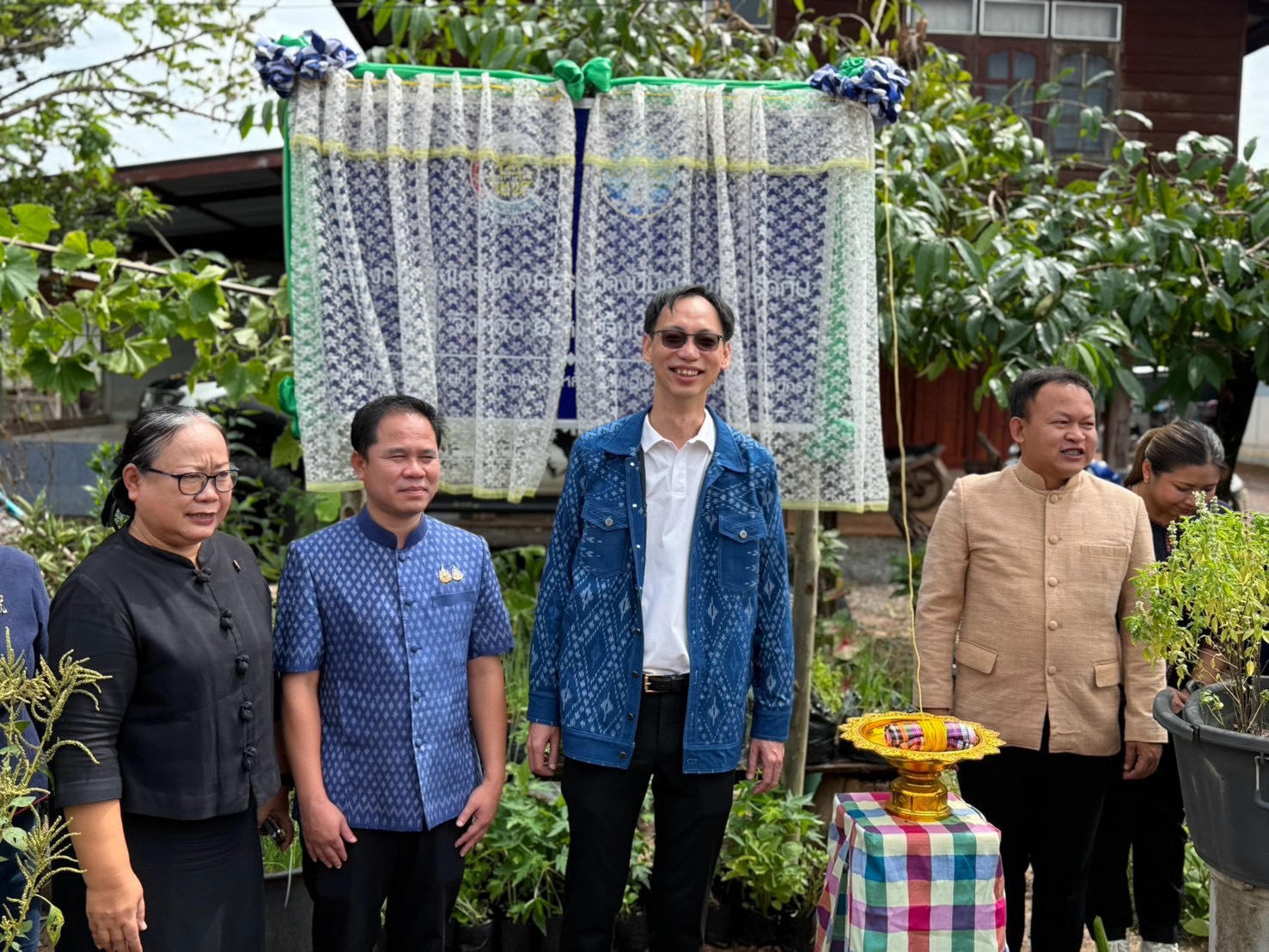   พช.สกลนคร ชวนปลูก “ทางนี้มีผล ผู้คนรักกัน” สร้างคลังอาหารชุมชน เติมพลังการแบ่งปัน สู่หมู่บ้านต้นแบบ