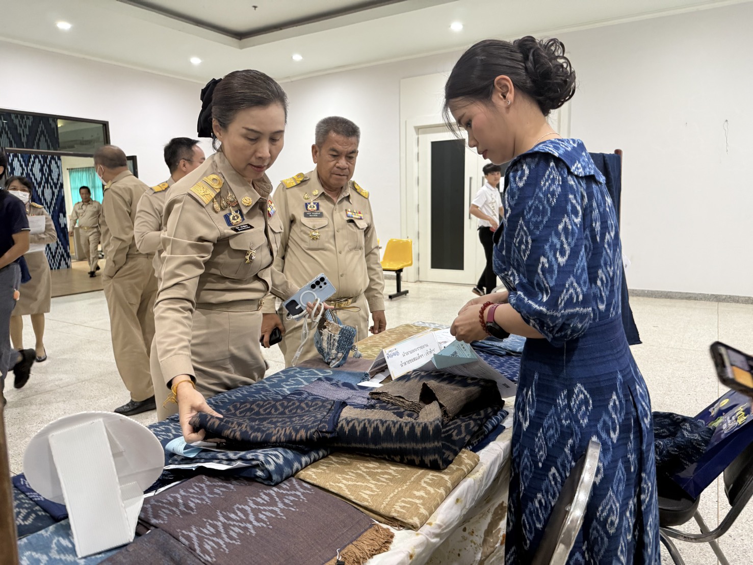 พช.สกลนคร ชวนช้อป “ผ้าลายพระราชทาน ลายขอสมเด็จฯ” งดงามระดับผ้าประกวด พร้อมตลาดนัด OTOP หนุนผู้ประกอบการ สร้างงาน สร้างรายได้ สู่เศรษฐกิจชุมชนเข้มแข็ง