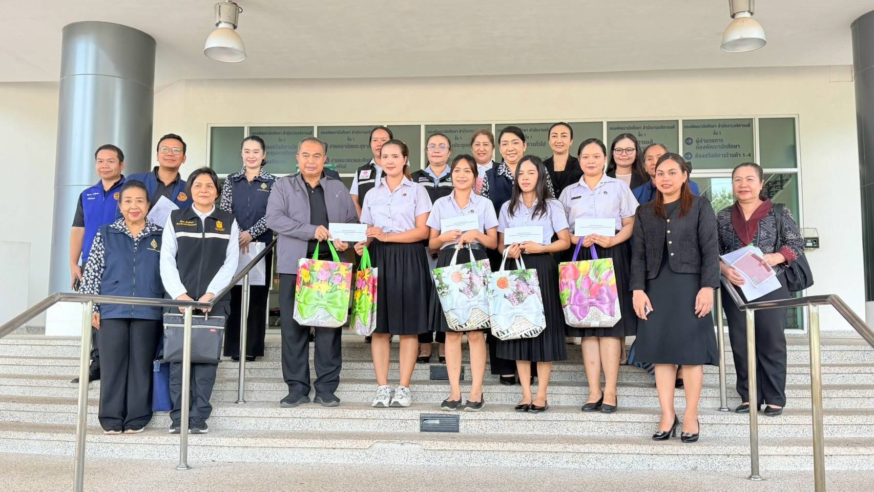  พช สกลนคร ร่วมลงพื้นที่กับคณะกรรมการทุนการศึกษามูลนิธิร่วมจิตต์น้อมเกล้าฯ ประจำจังหวัดสกลนคร ลงพื้นที่ตรวจเยี่ยมและให้กำลังใจเยาวชนผู้รับทุนในพื้นที่ มุ่งพัฒนาคุณภาพชีวิตและส่งเสริมการศึกษา