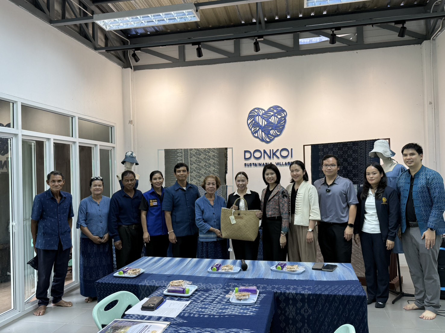 พช.สกลนคร ต้อนรับคณะกระทรวงมหาดไทย ลงพื้นที่ “ดอนกอยโมเดล” เรียนรู้ภูมิปัญญาผ้าย้อมคราม สู่การพัฒนาชุมชนอย่างยั่งยืน