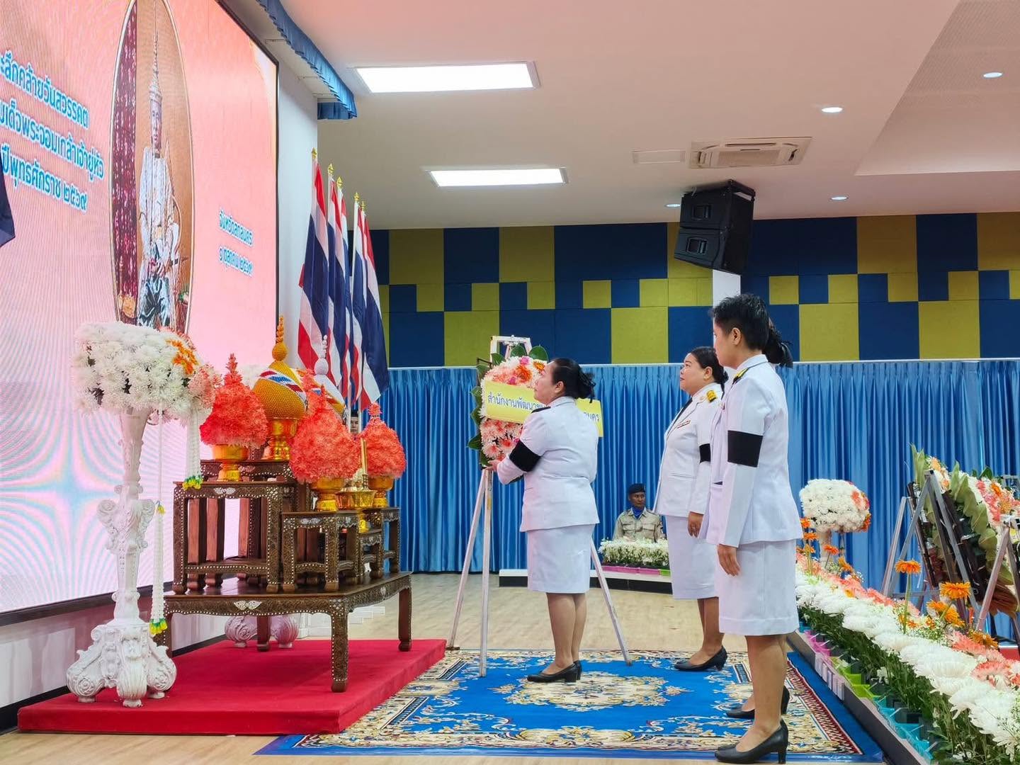พช สกลนคร ร่วมวางพวงมาลาถวายราชสักการะและถวายราชสดุดี น้อมรำลึกในพระมหากรุณาธิคุณ พระบาทสมเด็จพระจอมเกล้าเจ้าอยู่หัว รัชกาลที่ 4