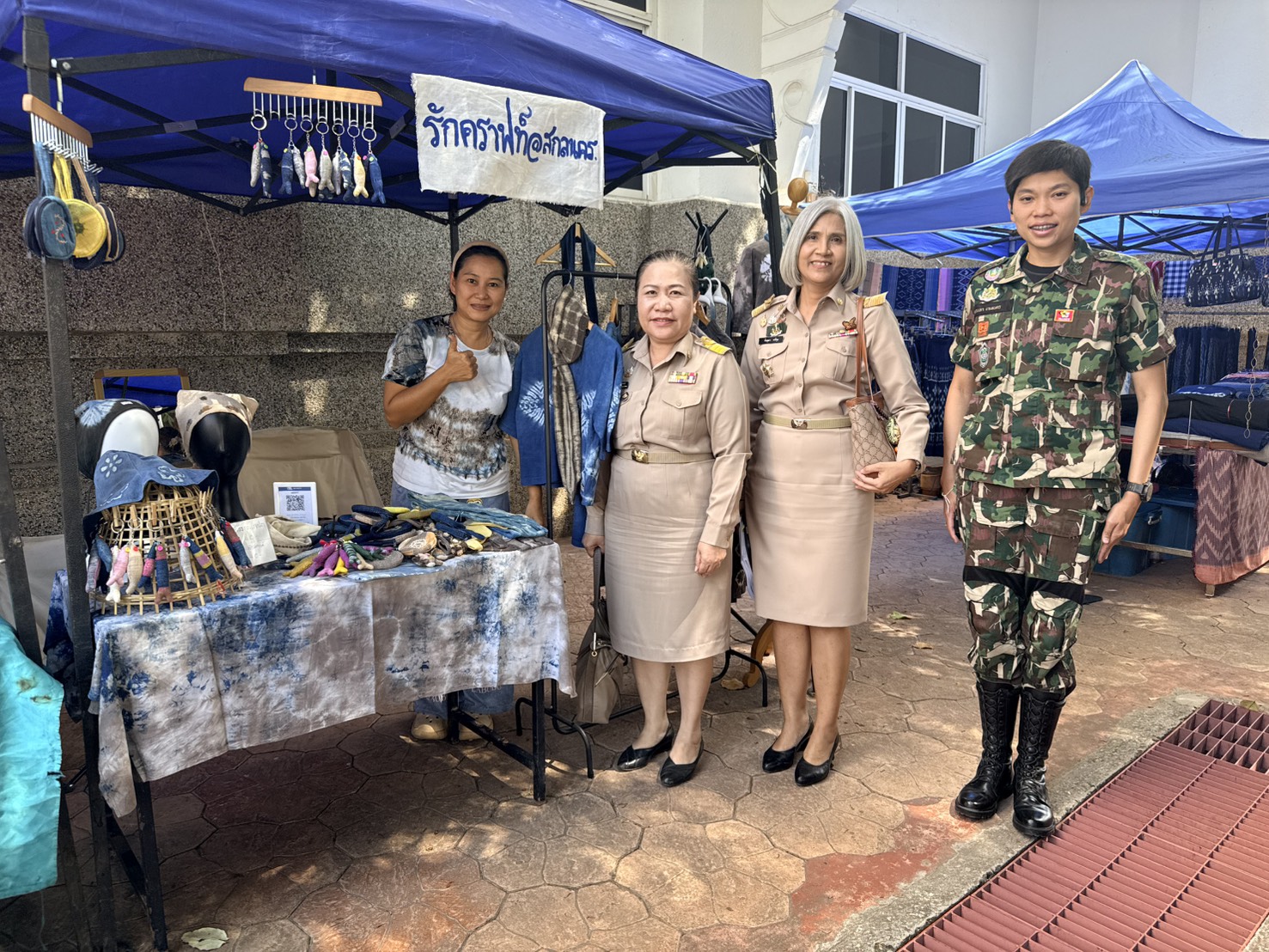 พช.สกลนคร เปิดตลาดนัด OTOP ชวนช้อปของดีชุมชน  หนุนเศรษฐกิจฐานรากเติบโต