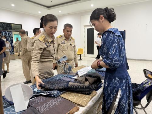 พช.สกลนคร ชวนช้อป “ผ้าลายพระราชทาน ลายขอสมเด็จฯ” งดงามระดับผ้าประกวด พร้อมตลาดนัด OTOP หนุนผู้ประกอบการ สร้างงาน สร้างรายได้ สู่เศรษฐกิจชุมชนเข้มแข็ง